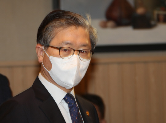 변창흠 국토교통부 장관이 12일 정부서울청사에서 열린 제16차 부동산시장 점검 관계장관회의에 참석해 있다.   연합뉴스